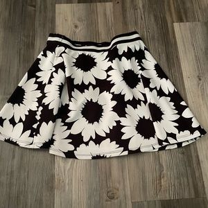Skirt black and white flowers